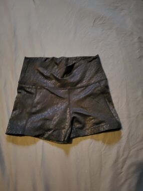CVG Constantly Varied Gear Womens Shorts Black Leopard Small 2.5 Length